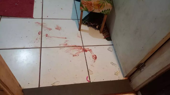 Encapuzados invadem apartamento e matam rapaz de 24 anos a tiros