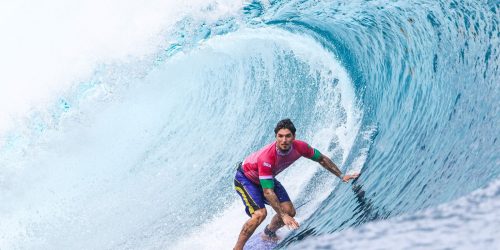 Imagem referente a Gabriel Medina brilha em Teahupoo e chega às quartas de final no surfe