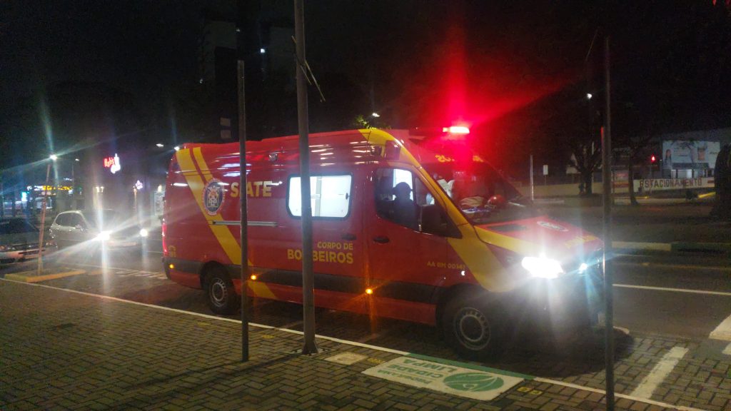 Mulher é socorrida pelos Bombeiros após sofrer queda na Avenida Brasil