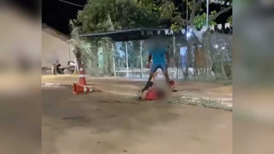 Pancadaria! Homem é brutalmente agredido em praça durante festa popular; veja vídeo