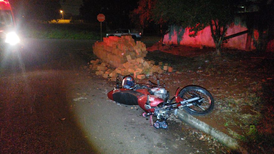 Adolescente foge da polícia, perde o controle da moto e bate contra tijolos no Brasília