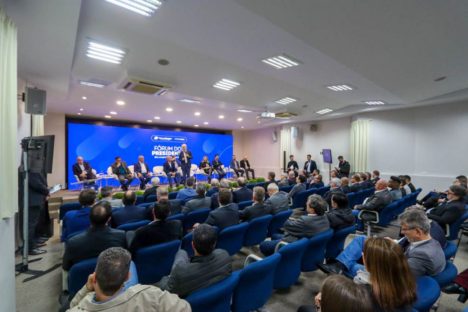 Em Fórum da Ocepar, Piana destaca força do cooperativismo; Rádio Educativa ganha prêmio em evento
