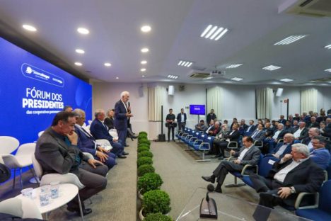 Em Fórum da Ocepar, Piana destaca força do cooperativismo; Rádio Educativa ganha prêmios em evento