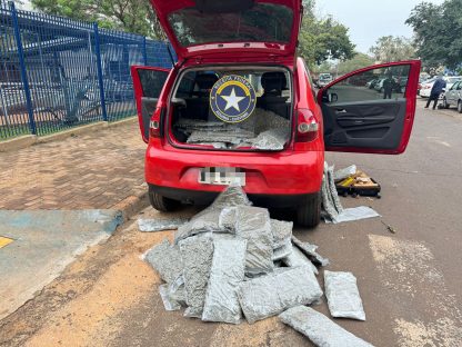 Receita Federal apreende veículo com 152 kg de maconha em Santa Terezinha de Itaipu Imagem referente a Receita Federal apreende veículo com 152 kg de maconha em Santa Terezinha de Itaipu