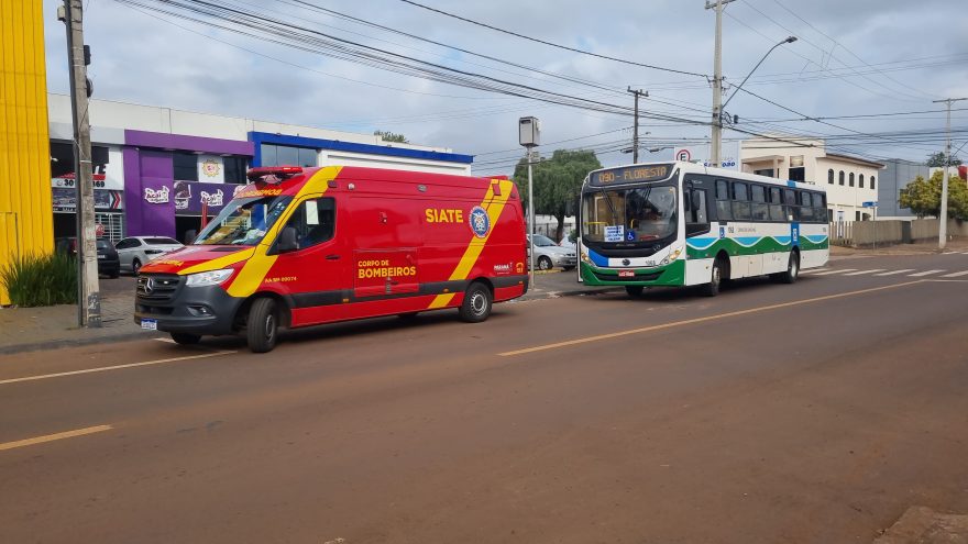 Idosa cai ao descer do ônibus no Bairro Floresta