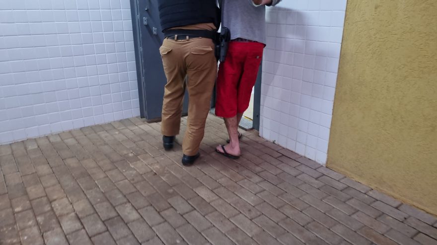 Homem é preso após agredir aluno e ameaçar pessoas em Colégio Estadual no Alto Alegre