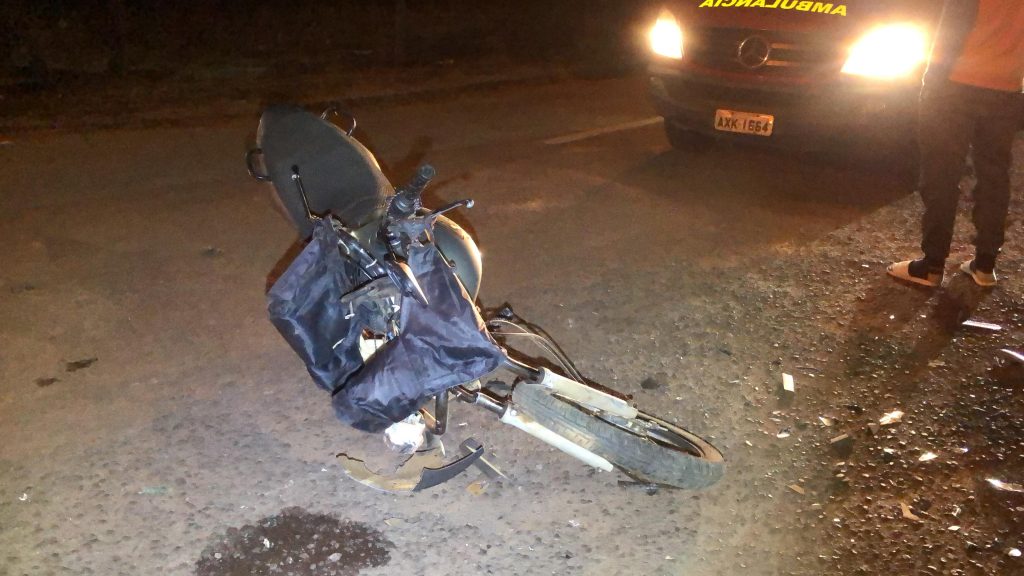 Motociclista fica ferido após ser arremessado em colisão no Santa Felicidade