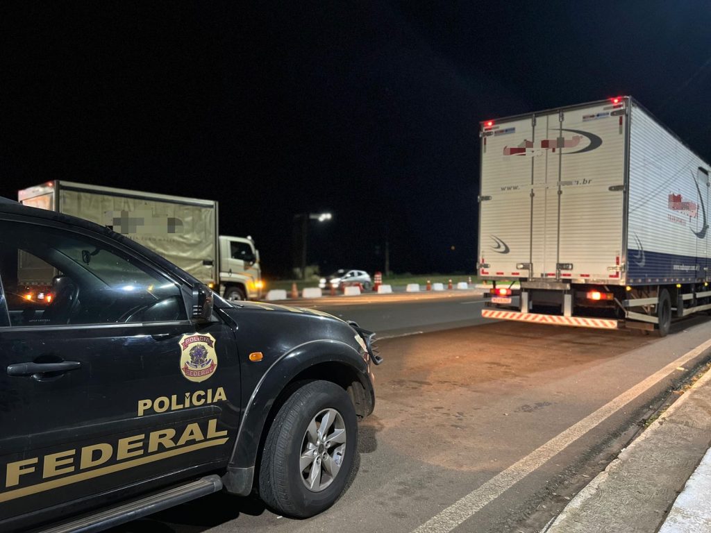 PF prende cinco pessoas em dois caminhões com mercadorias contrabandeadas na BR-277