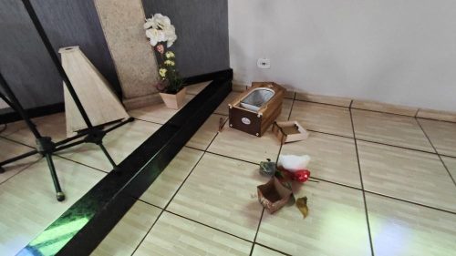 Imagem referente a Imagens religiosas são quebradas e dinheiro de ofertório é furtado de igreja no Paraná