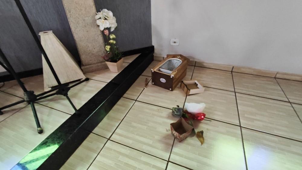 Imagens religiosas são quebradas e dinheiro de ofertório é furtado de igreja no Paraná