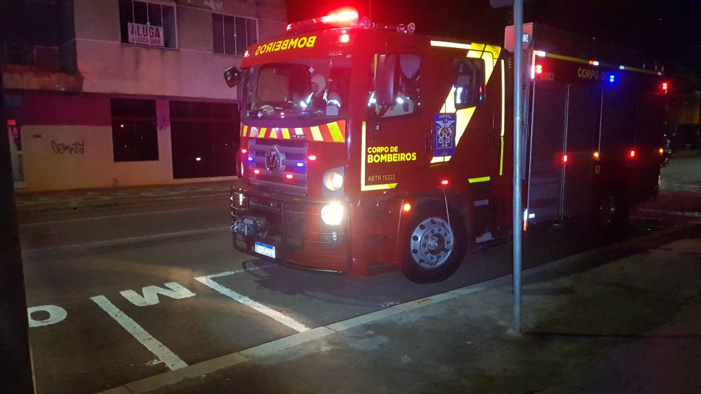 Bombeiros contêm princípio de incêndio em fachada de academia