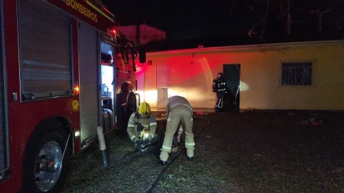 Imagem referente a Bombeiros combatem princípio de incêndio em cômodo do Antigo Cisop