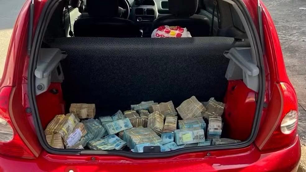 Carro abandonado é apreendido com cerca de R$ 1 milhão dentro de porta-malas