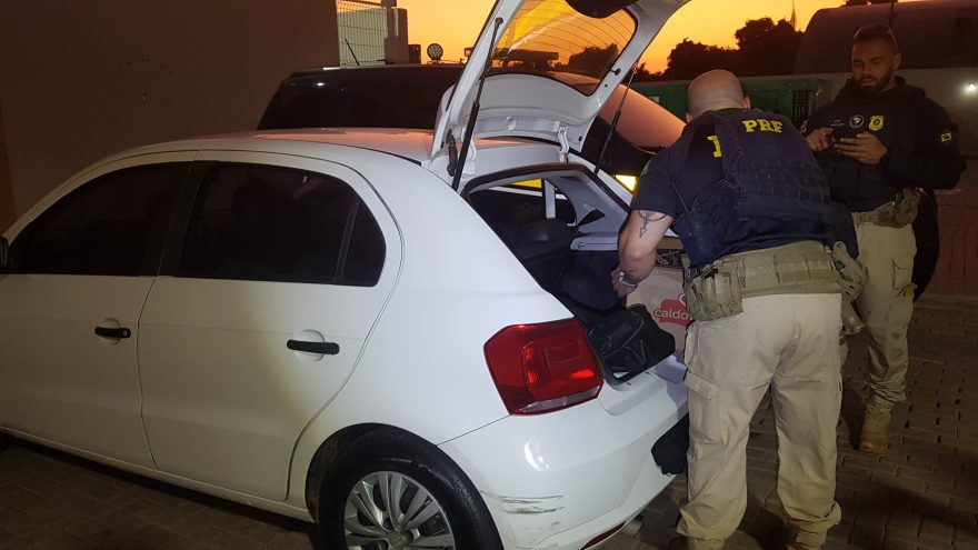 PRF para golzinho suspeito na BR-277 e apreende 143 quilos de maconha