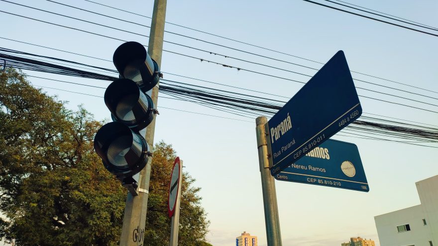 Após explosão de transformador, parte do Centro fica sem luz e semáforos inoperantes
