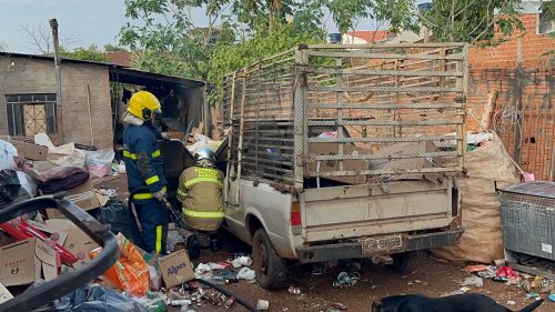 Imagem referente a Após briga, mulher coloca fogo no carro no companheiro; Bombeiros são acionados