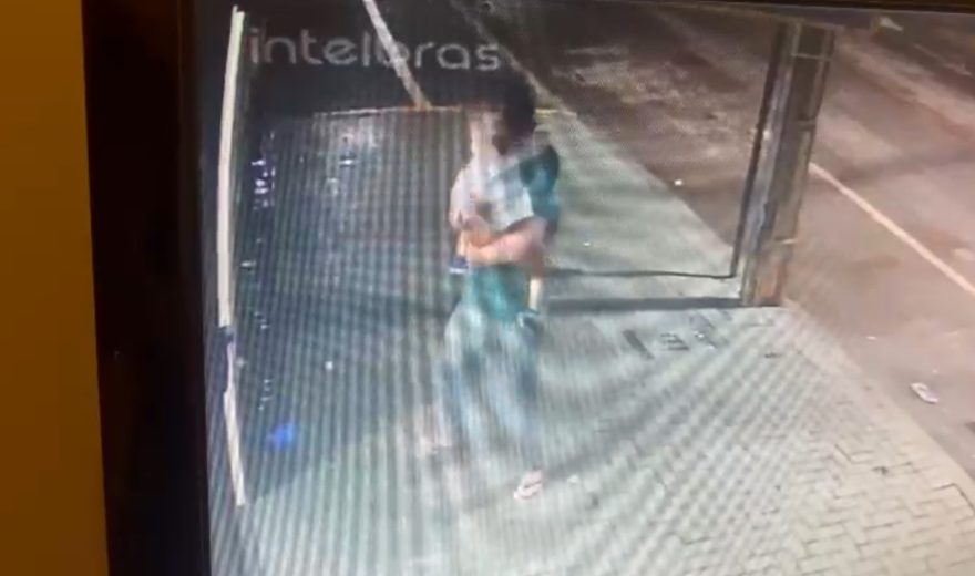 Com criança no colo, homem joga álcool em loja de conveniências e ateia fogo; veja o vídeo