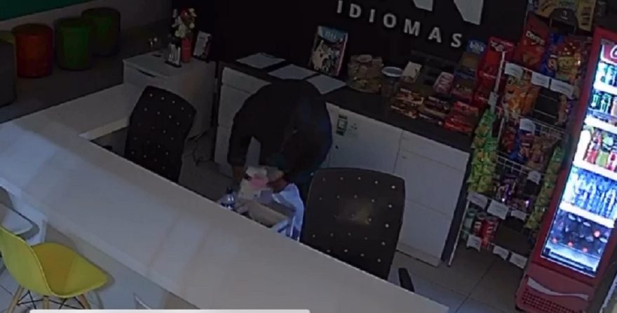 Ladrão invade escola de idiomas no Coqueiral e pratica furto