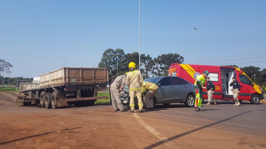 Caminhão e carro se envolvem em colisão na rodovia BR-277, em Cascavel
