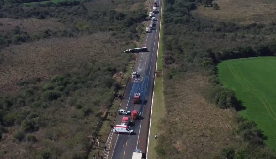 Imagens áreas mostram congestionamento na BR-277 após grave acidente com morte