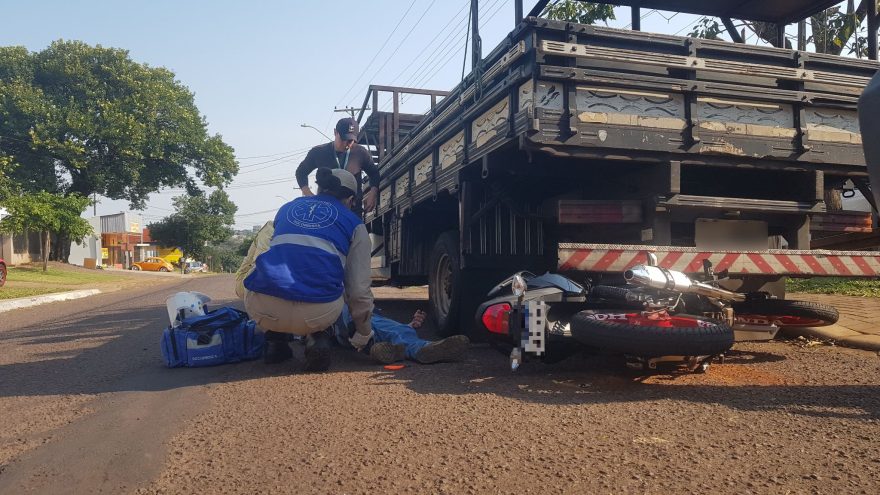 Motociclista fica ferido ao colidir contra caminhão estacionado no Alto Alegre