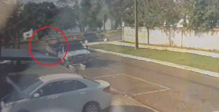 Câmera registra momento em que motociclista colide contra caminhão estacionado no Alto Alegre
