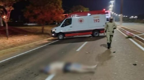 Imagem referente a Homem de 34 anos perde o controle de moto e morre após colidir contra poste