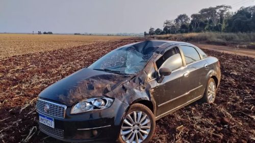 Imagem referente a Carro capota em estrada de terra e criança de 5 anos morre no colo da mãe