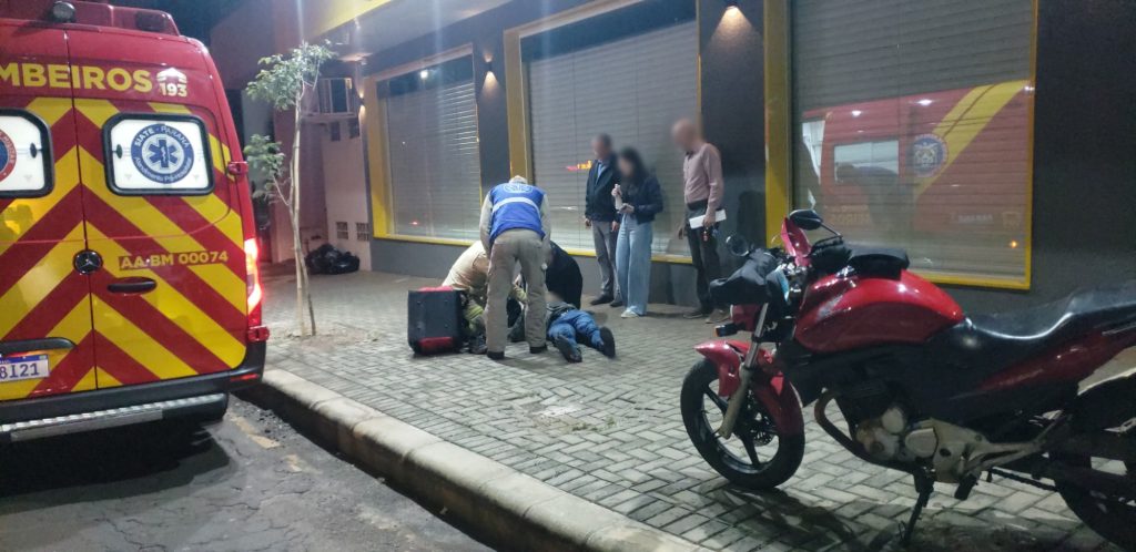 Motociclista fica ferido em colisão contra Peugeot 208 no Centro