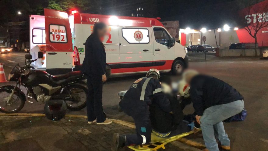 Motociclista é socorrido pelo Samu em acidente na Rua São Paulo