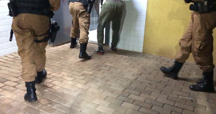 Motociclista recusa teste do bafômetro e é detido após tentar agredir policiais em Cascavel