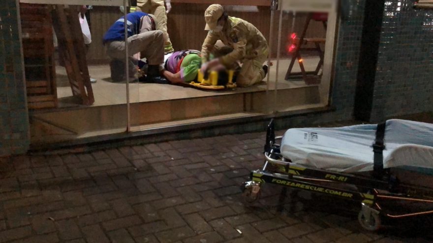 Mulher fica ferida ao sofrer queda dentro de bar no Centro
