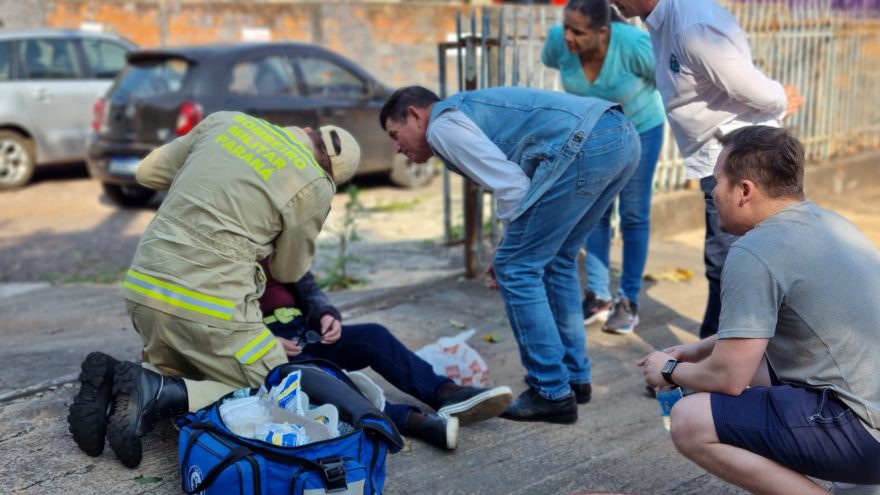 Idosa sofre queda em calçada na Rua São Paulo e é socorrida pelo Siate