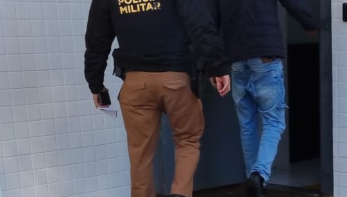 Aluno é flagrado enrolando cigarro de maconha dentro da sala de aula no São Cristóvão Imagem referente a Aluno é flagrado enrolando cigarro de maconha dentro da sala de aula no São Cristóvão