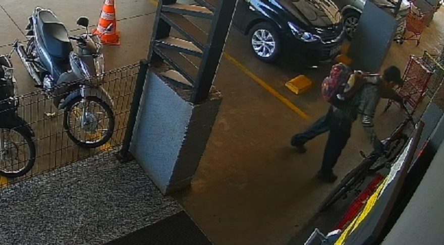 Ladrão é flagrado furtando bicicleta em supermercado no Santa Cruz