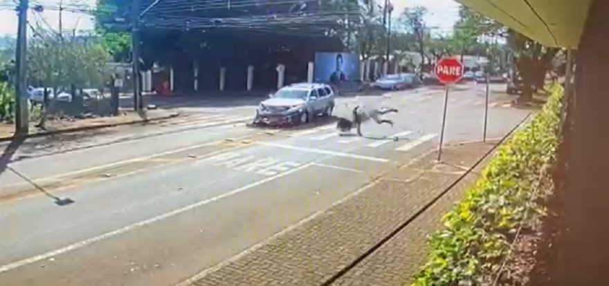 Câmera flagra motociclista que teve a perna quebrada em acidente no Centro sendo arremessado