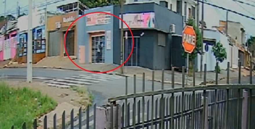 Câmera registra suspeito de furto entrando em salão de beleza na Rua Leonardo da Vinci