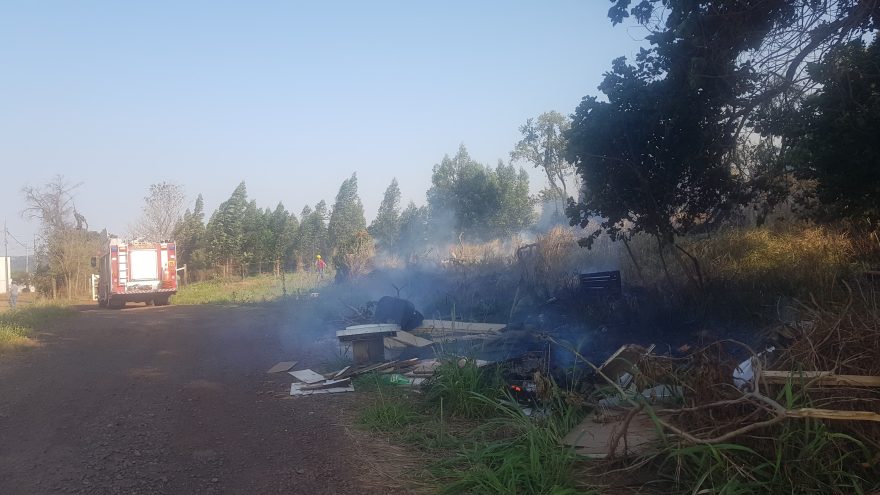 Incêndio ambiental mobiliza Corpo de Bombeiros no bairro XIV de Novembro