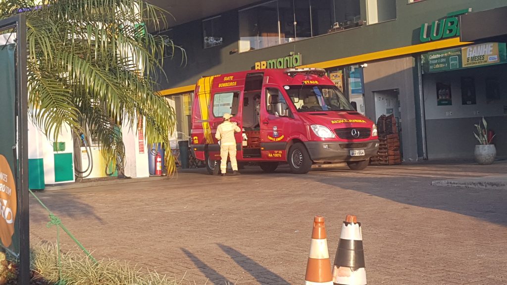 Mulher cai de escada em posto de combustíveis e fica ferida