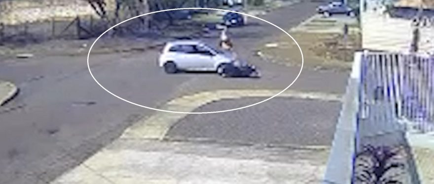 Câmera mostra motociclista sendo atingido por Ford Fiesta no Alto Alegre; carro se evadiu após batida