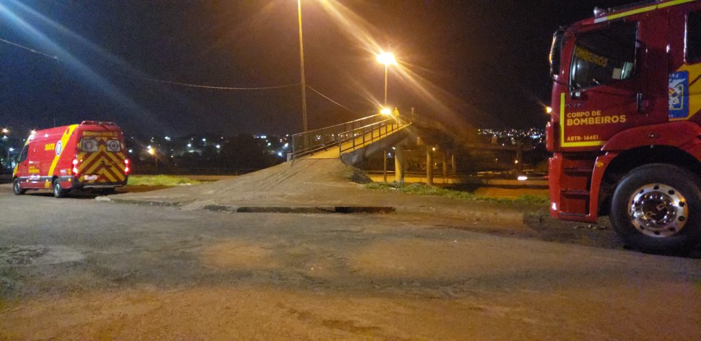 Homem ameaça se jogar de passarela da PRC-467 em Cascavel