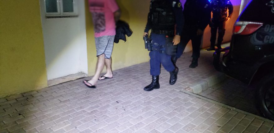 Machão de cozinha é preso por violência doméstica no Santa Felicidade