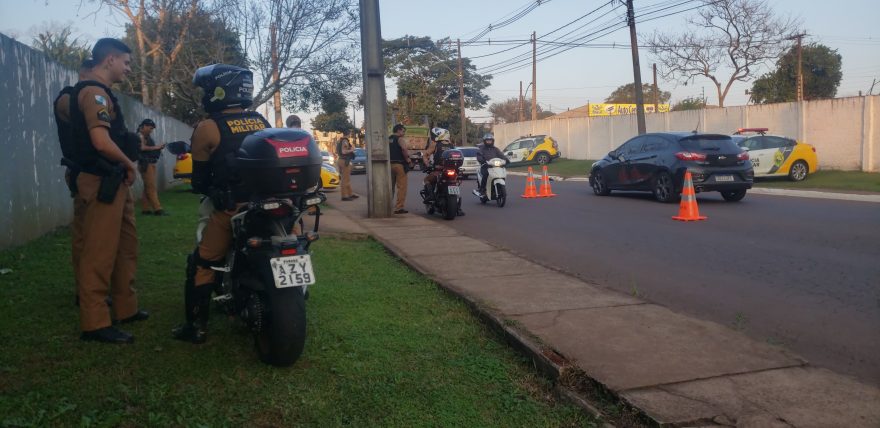 Polícia Militar realiza operação de trânsito no Jardim Alvorada para garantir segurança e ordem
