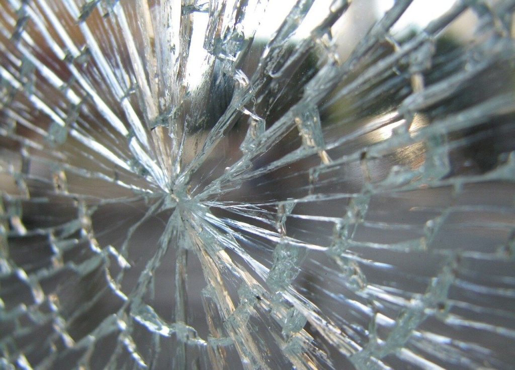 Morador de Nova Santa Rosa tem casa danificada e criança ferida em ataque com tijolos