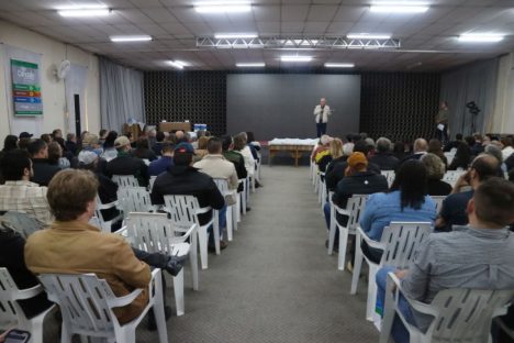 Imagem referente a Em Witmarsum, Estado defende tecnologia na produção de leite e estímulo aos jovens no campo