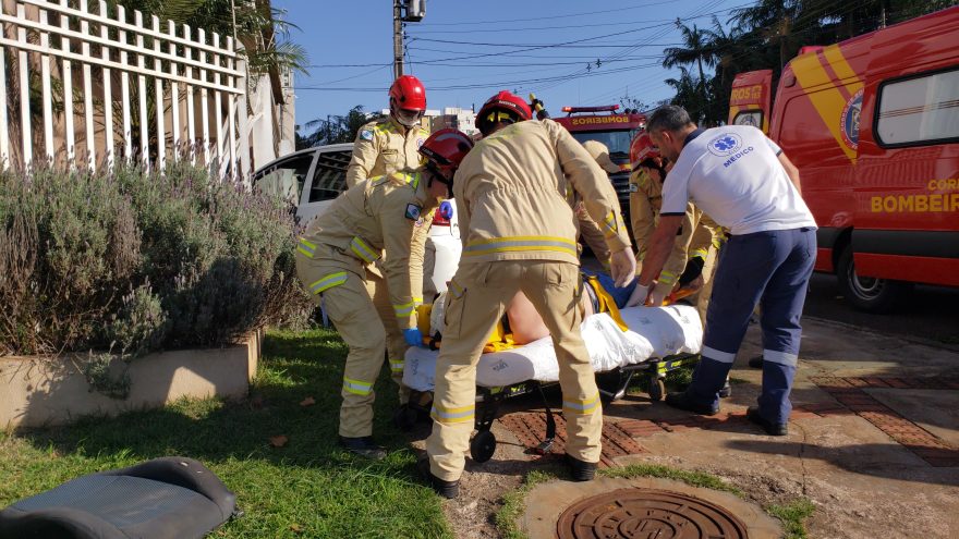 Equipe de Resgate Veicular é acionada após vítima ficar enclausurada em forte colisão no Centro