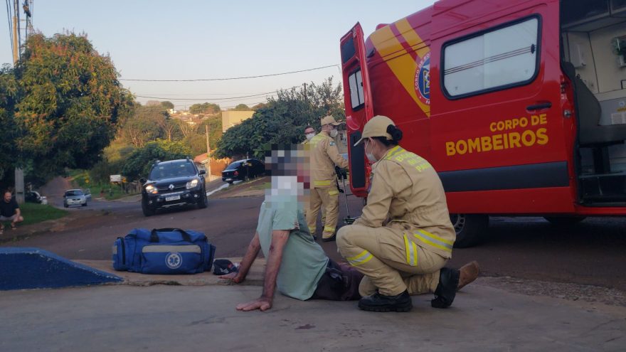 Idoso é socorrido pelo Siate após atropelamento na Rua Alcir da Motta