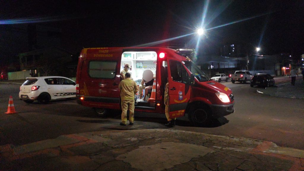 Acidente entre carro e moto deixa mulher ferida em Cascavel