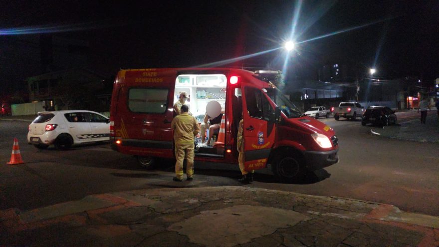 Acidente entre carro e moto deixa mulher ferida em Cascavel