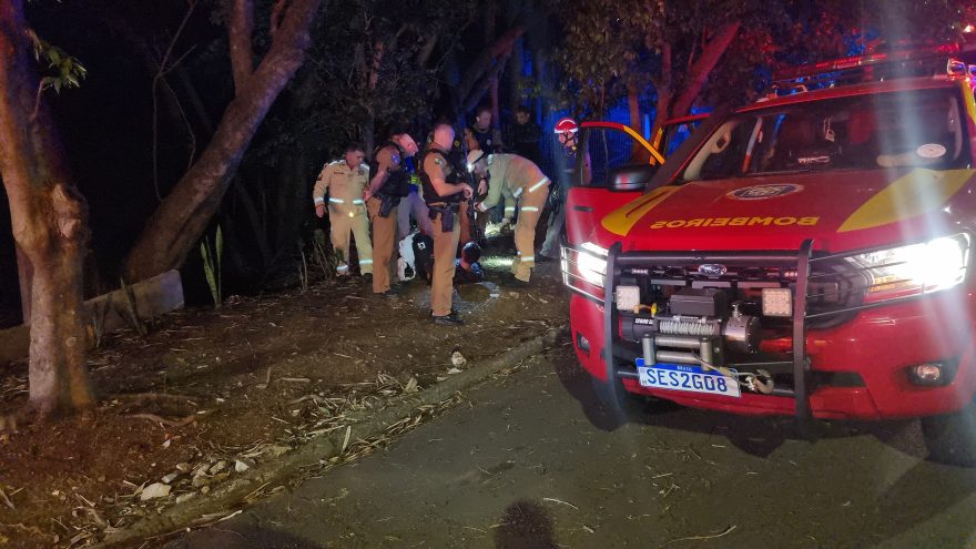 Suspeito de agredir homem com facada cai em riacho e precisa ser socorrido pelos Bombeiros